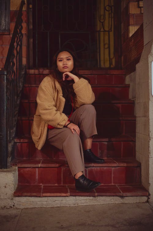女人坐在楼梯上的照片 · 免费素材图片
