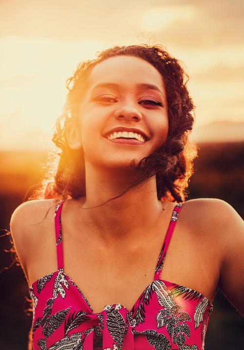 红色，黑色和白色花卉无袖上衣的女人 · 免费素材图片