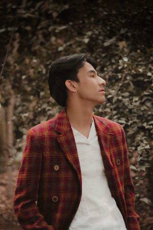 男子穿着红色和棕色的格子翻领特写摄影 · 免费素材图片