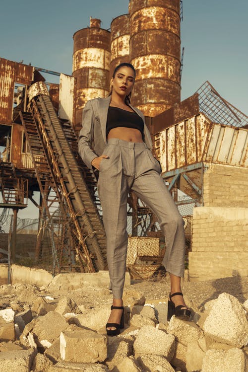 女士灰色长裤 · 免费素材图片