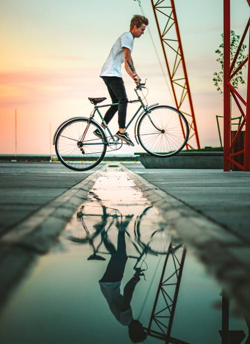 男子骑通勤自行车 · 免费素材图片