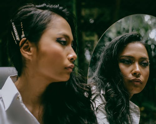 女人在镜子前的照片 · 免费素材图片