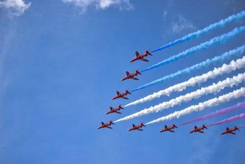 九布朗喷射在天空 · 免费素材图片