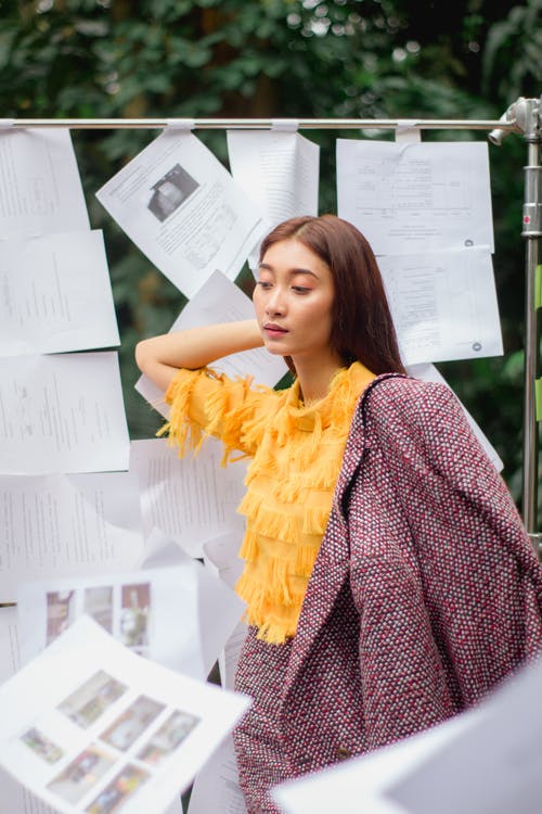 女人穿着黄色上衣的照片 · 免费素材图片