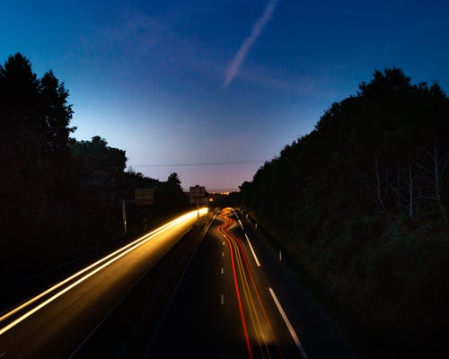 夜间道路上的汽车 · 免费素材图片