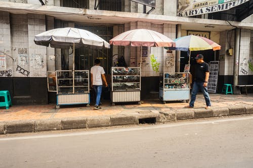 在人行道上行走的人的照片 · 免费素材图片