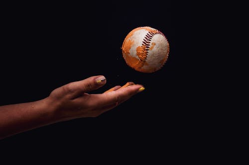 人的手投掷棒球的照片 · 免费素材图片