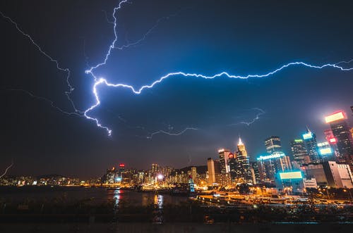 雷击下的城市建筑物照片 · 免费素材图片