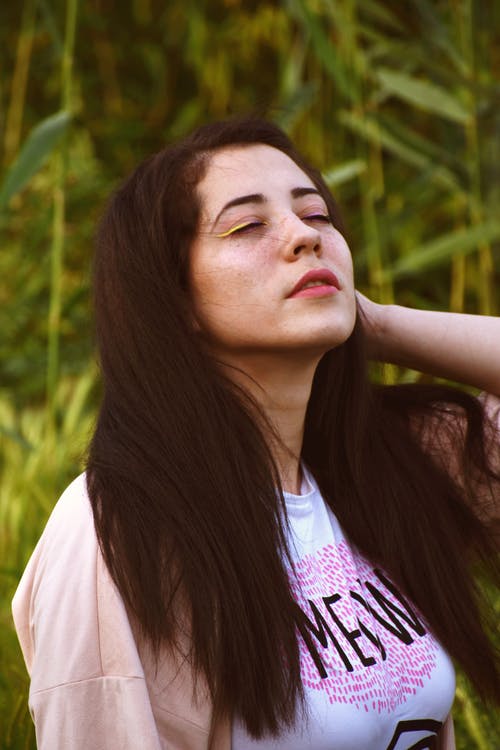 女人闭上眼睛的照片 · 免费素材图片