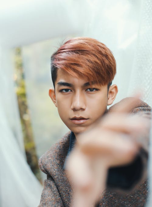 男人的选择性聚焦照片 · 免费素材图片