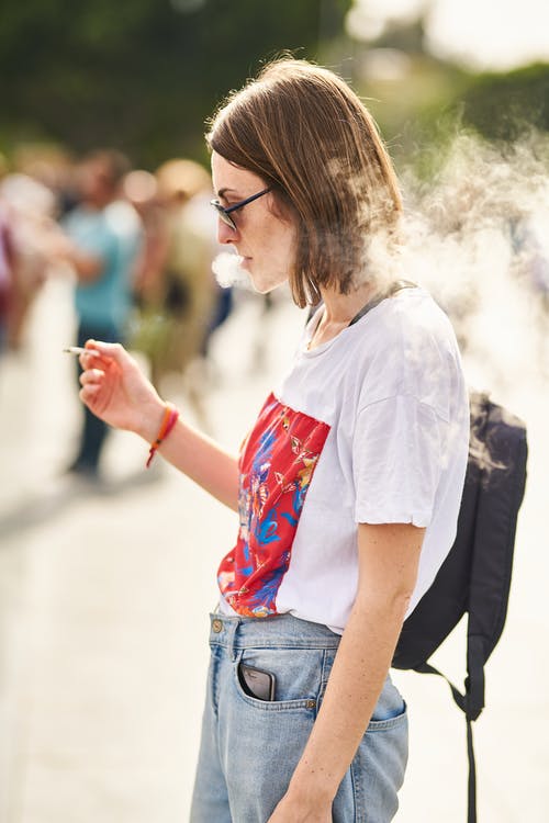 女人抽烟的照片 · 免费素材图片