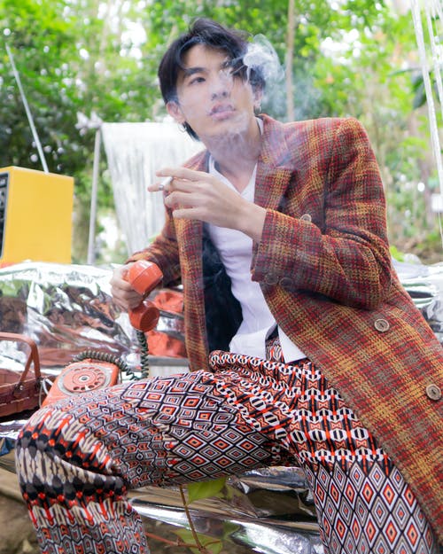 抽烟的人的照片 · 免费素材图片
