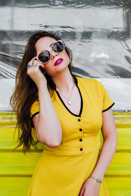 女士黄色半纽扣上衣 · 免费素材图片