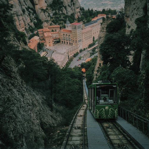 山上的绿色电车 · 免费素材图片