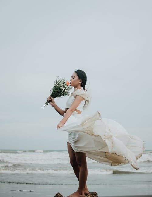 女人穿着白色连衣裙的照片 · 免费素材图片