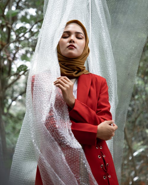 红色外套的女人 · 免费素材图片