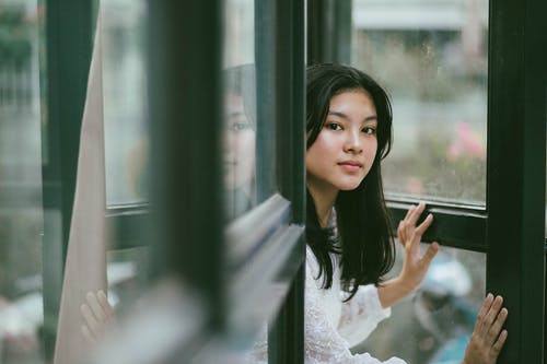 女人开门的照片 · 免费素材图片