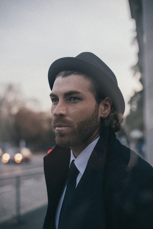 男子戴着软呢帽的特写照片 · 免费素材图片