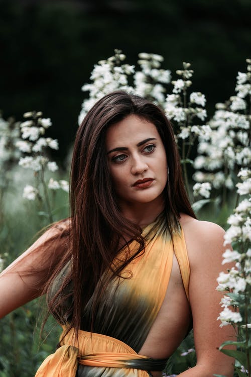 站在花旁边的女人 · 免费素材图片