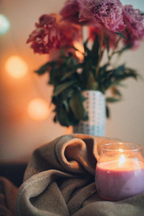 点燃的紫色蜡烛 · 免费素材图片