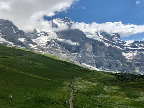 绿色领域查看山在蓝色和白色的天空下 · 免费素材图片