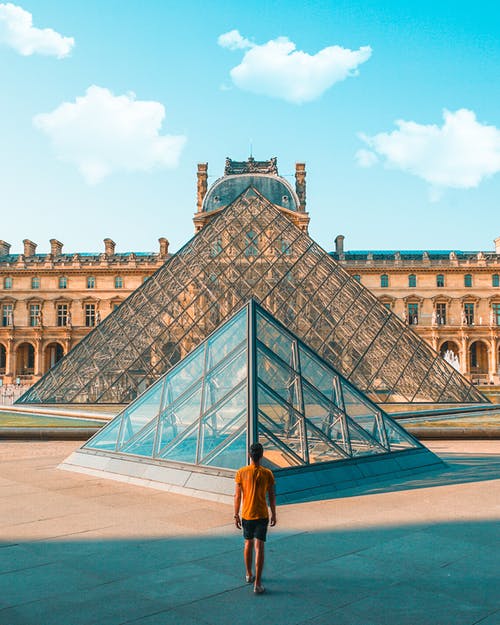 站在巴黎罗浮宫博物馆前的人 · 免费素材图片