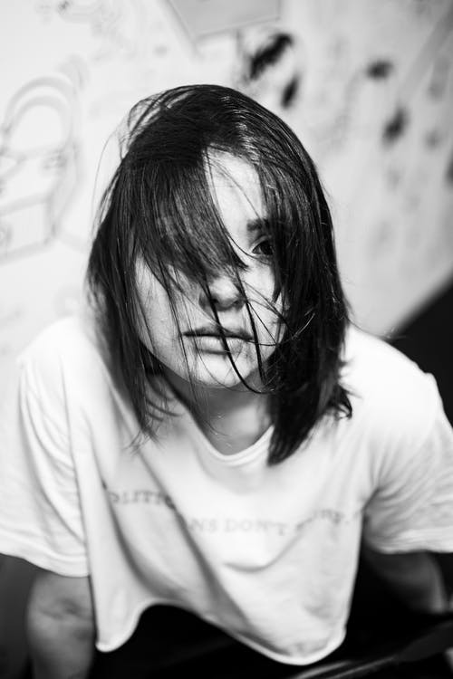 女人的灰度照片 · 免费素材图片