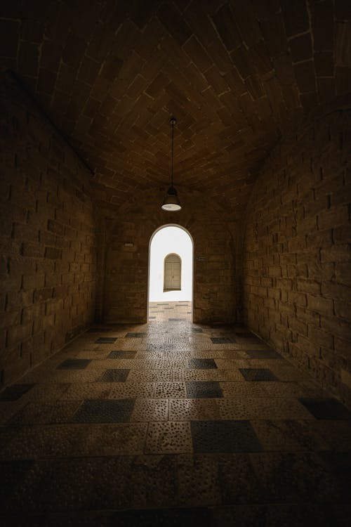黑色吊灯砖房 · 免费素材图片