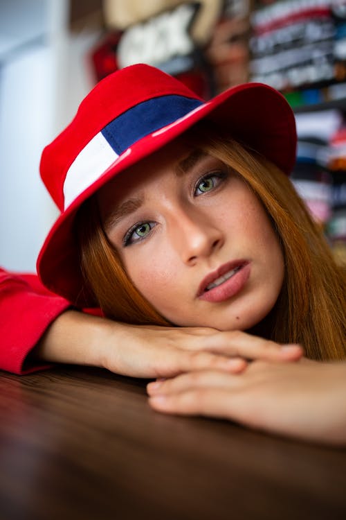 女人靠在棕色的表面 · 免费素材图片