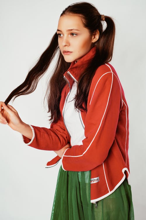 女人抱着她的头发 · 免费素材图片