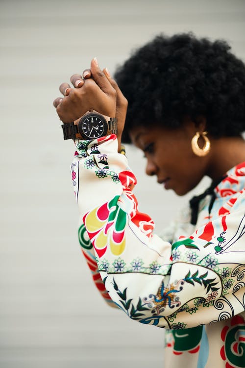 墙附近的女人 · 免费素材图片