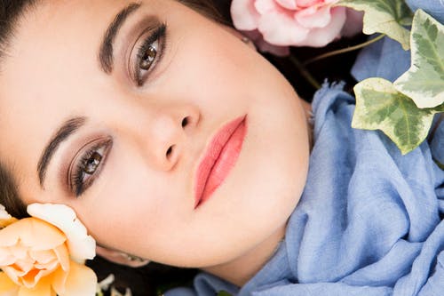 女士蓝色上衣 · 免费素材图片