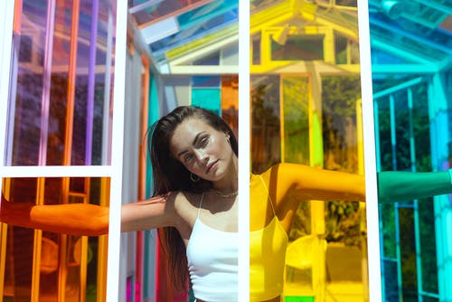 妇女的白色吊带衫顶部特写摄影 · 免费素材图片