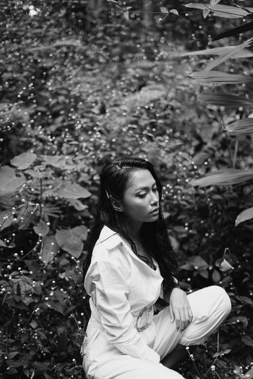 坐在植物旁边的女人 · 免费素材图片