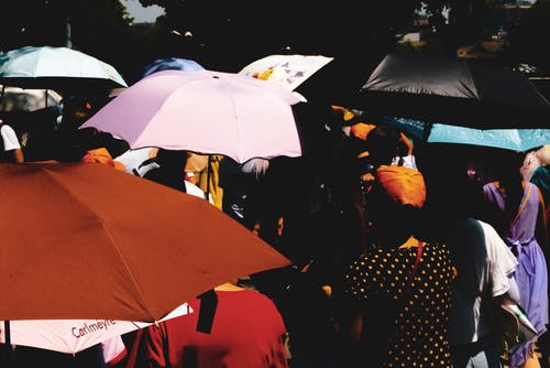 人们走到外面，用伞 · 免费素材图片