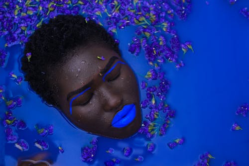 在水面上的蓝色嘴唇的女人 · 免费素材图片
