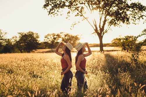 两个女人站在草地上 · 免费素材图片
