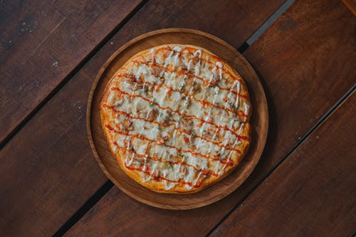 食品托盘上的比萨 · 免费素材图片