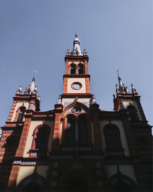 棕色和白色大教堂的低角度摄影 · 免费素材图片