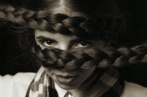 编织发型的女人的单色照片 · 免费素材图片