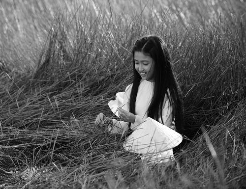 女孩抱着植物的单色照片 · 免费素材图片