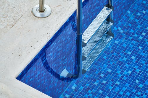 带不锈钢梯子的游泳池 · 免费素材图片
