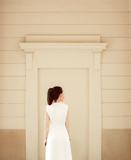 女人穿着白色无袖连衣裙的背影 · 免费素材图片