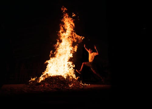 夜间篝火摄影 · 免费素材图片