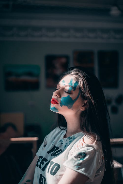她脸上的蓝色油漆的女人 · 免费素材图片
