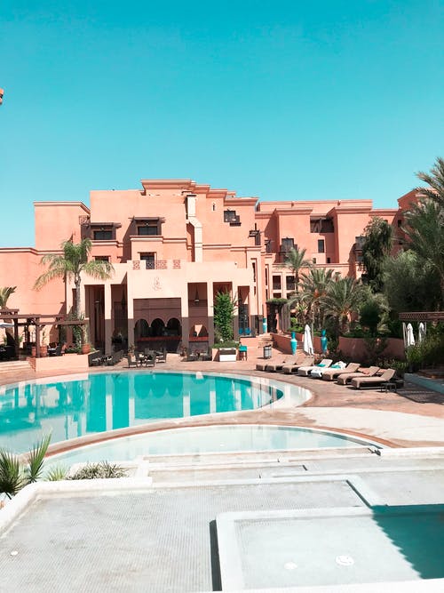 游泳旁的建筑物 · 免费素材图片