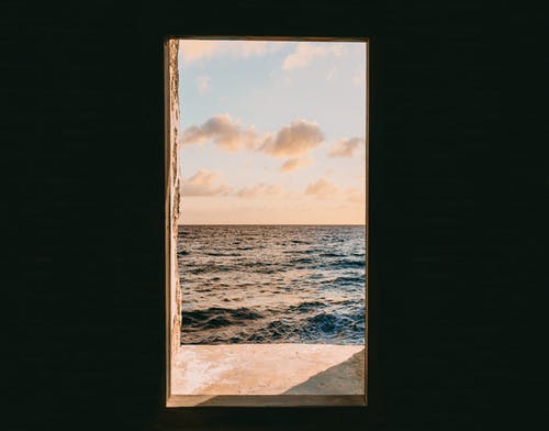 黄金时段海的窗口视图 · 免费素材图片
