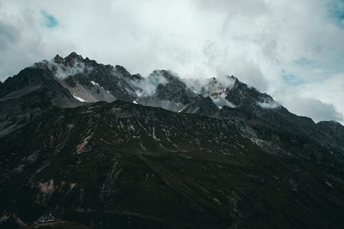 多云的天空下山的照片 · 免费素材图片