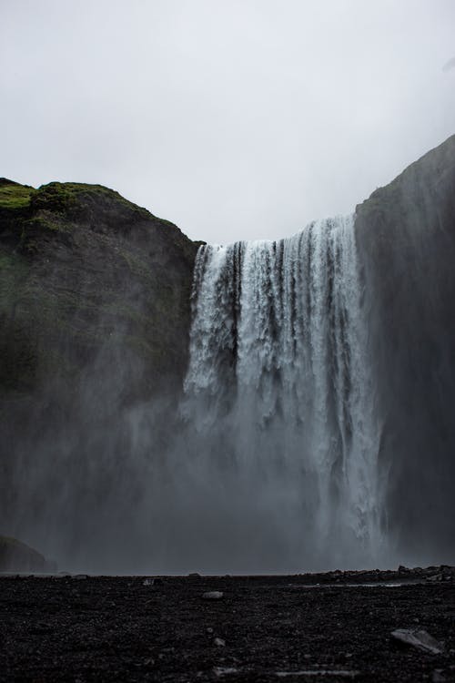 灰度摄影中的瀑布 · 免费素材图片