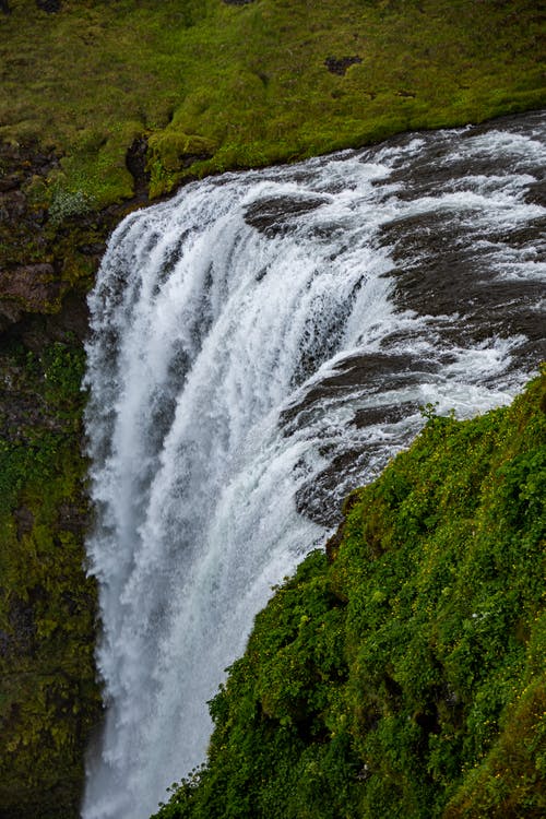瀑布的长时间曝光摄影 · 免费素材图片